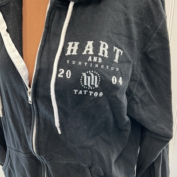 EUC! Black Skull and Tattoo Guns Hart and Huntington Hoodie! Size large! - Picture 3 of 8